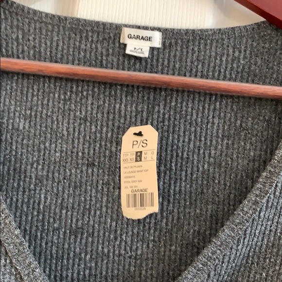 V-neck cropped long sleeve grey sweater - Picture 2 of 3